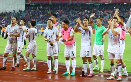 　タイに勝利しサポーターの声援に応える日本イレブン＝バンコク（共同）