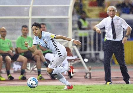 　日本－タイ　後半、ドリブルで攻め込む小林。右はハリルホジッチ監督＝バンコク（共同）