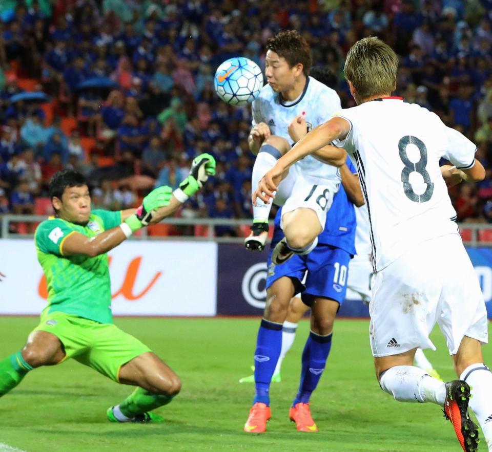 　日本－タイ　前半、ゴール前に攻め込む浅野（18）＝バンコク（共同）