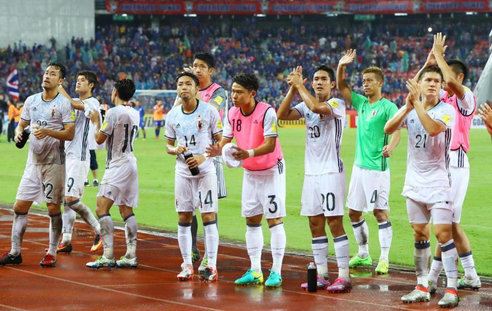 　タイに勝利しサポーターの声援に応える日本イレブン＝バンコク（共同）