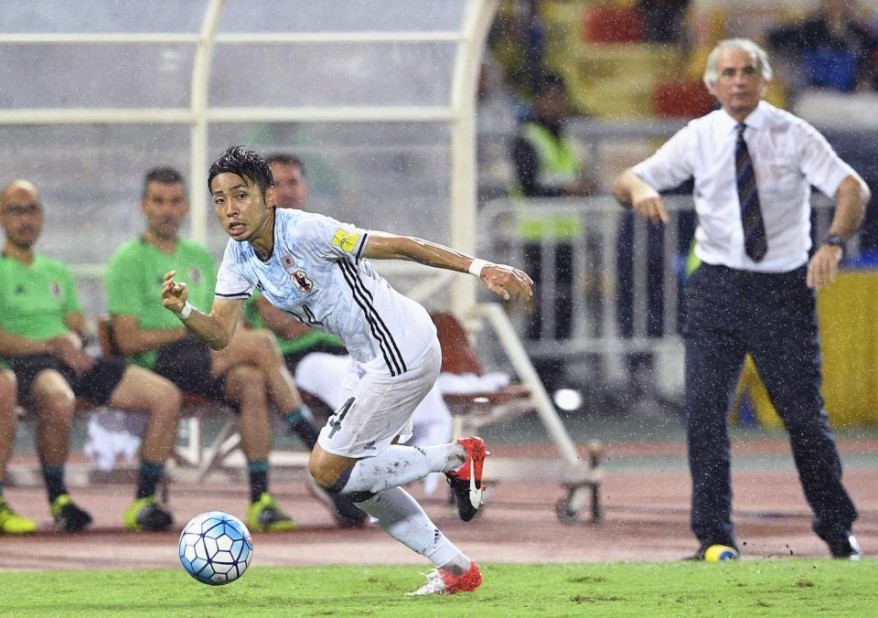 　日本－タイ　後半、ドリブルで攻め込む小林。右はハリルホジッチ監督＝バンコク（共同）