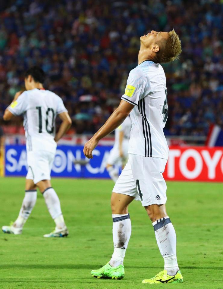 　日本－タイ　後半、シュートが決まらず悔しがる本田＝バンコク（共同）