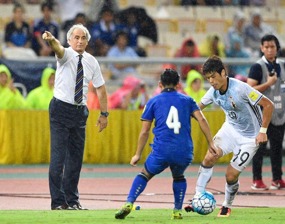 　後半、指示を出すハリルホジッチ監督。右は酒井宏