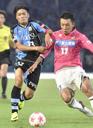 　延長前半、千葉・大久保（右）と競り合う川崎・大久保
