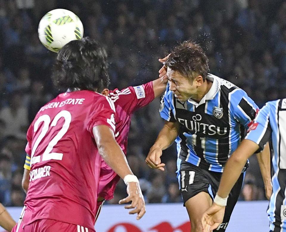 　川崎－横浜Ｍ　試合終了間際、ヘディングで決勝ゴールを決める川崎・小林＝等々力