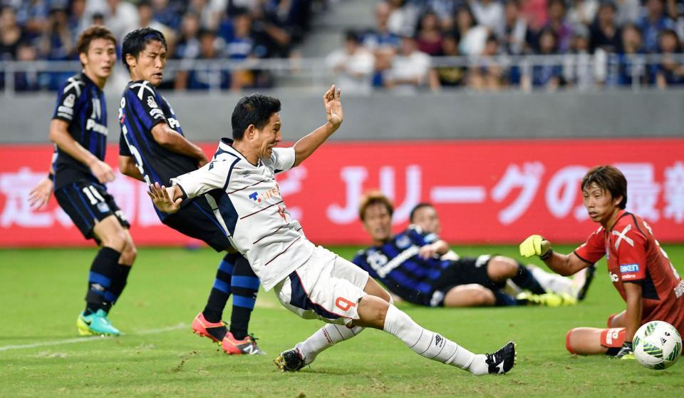 Ｇ大阪－ＦＣ東京　後半、３点目のゴールを決めるＦＣ東京・平山（中央）。Ｇ大阪・ＧＫ東口＝吹田スタ