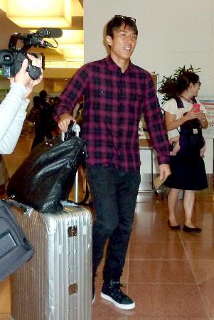 　サッカーＷ杯最終予選のため、帰国した長谷部誠＝３日、羽田空港