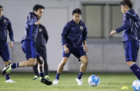 　Ｗ杯アジア最終予選のイラク戦に向け、調整する長谷部（左）、香川ら＝さいたま市内