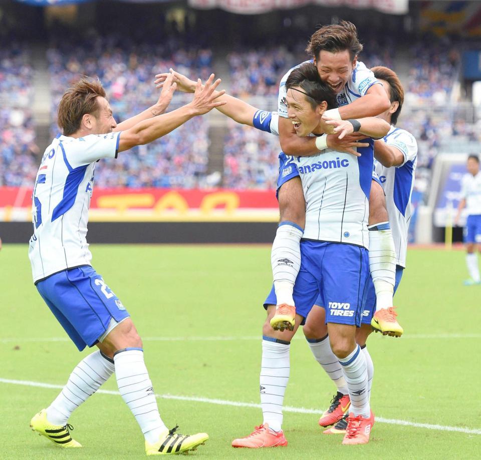 　後半、同点ゴールを決め祝福されるＧ大阪・遠藤（右手前）