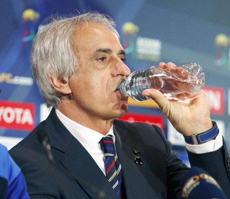 　試合後の記者会見で水を飲むハリルホジッチ監督（共同）