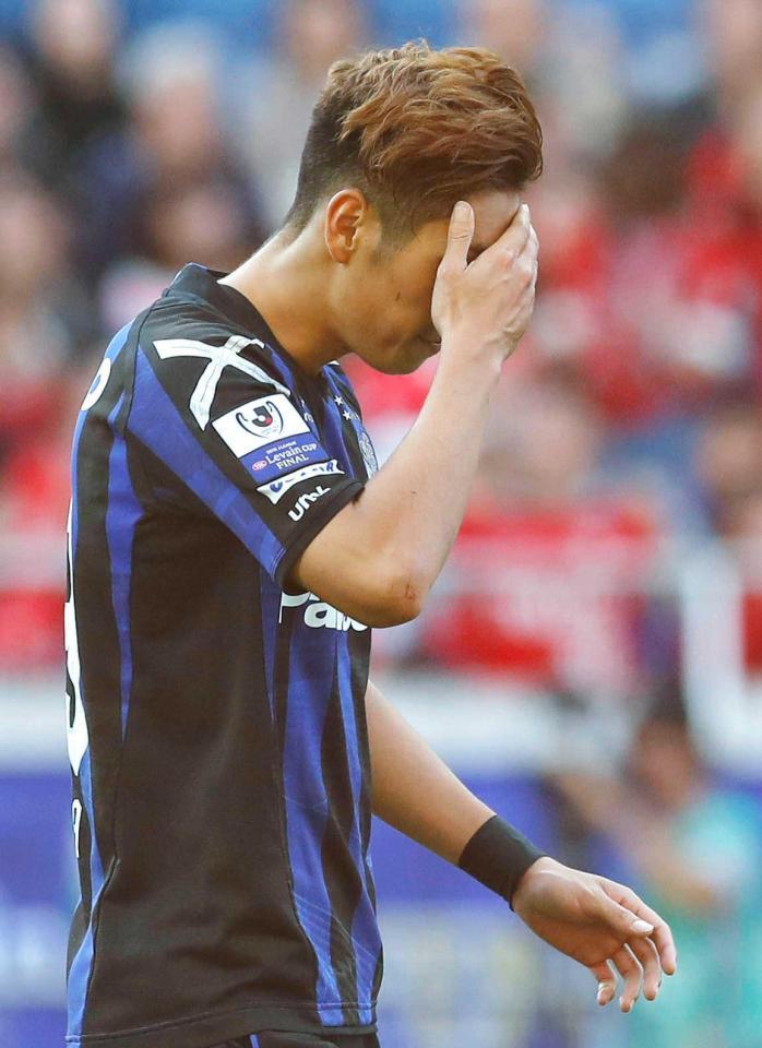 　ＰＫ戦でキックを止められ、うつむくＧ大阪・呉屋