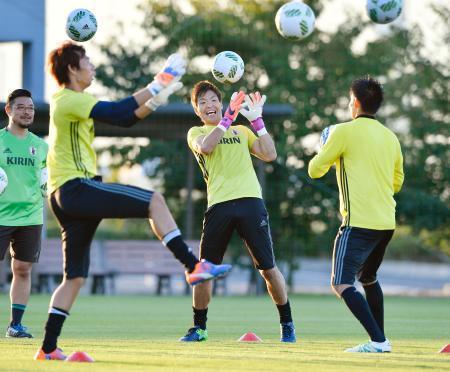 　サッカー日本代表候補のＧＫ合宿で練習する西川（中央）ら＝堺市