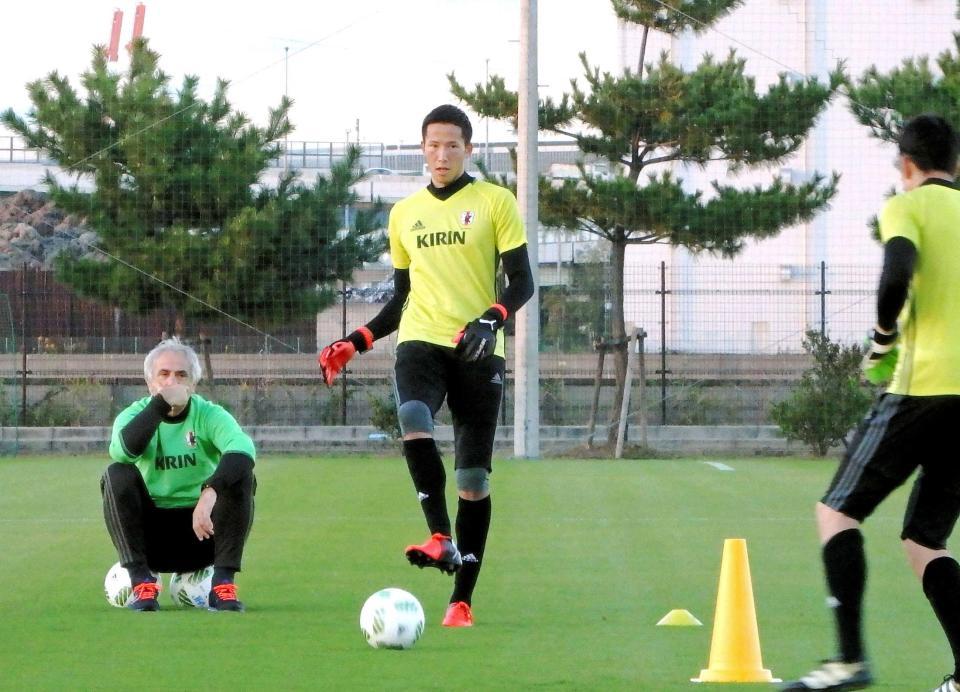 　初選出のＧＫシュミット（右）と見つめるハリルホジッチ監督