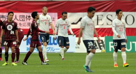 　神戸に３-０で敗れ、肩を落とす闘莉王（中央）ら名古屋イレブン