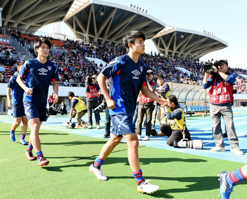 試合前練習へ向かうＦＣ東京Ｕ-２３・久保建英＝駒沢（撮影・棚橋慶太）