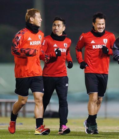 　軽めのメニューで調整する（左から）本田、長友、岡崎＝茨城県内