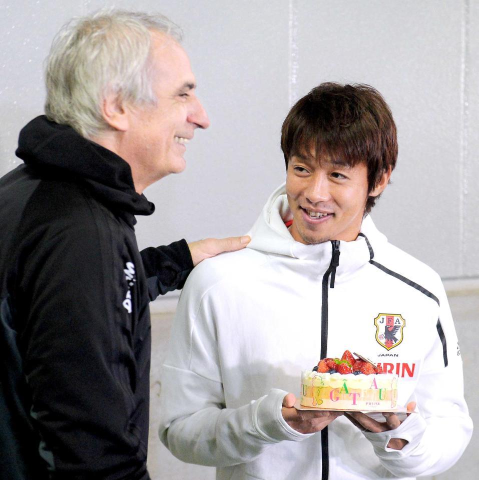 　練習後にハリルホジッチ監督（左）から誕生日ケーキを受けとる清武