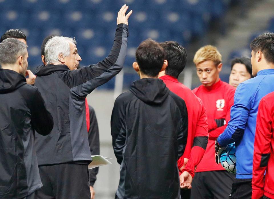 　サウジアラビア戦に向けた練習で選手に指示を出すハリルホジッチ監督。右奥は本田（共同）