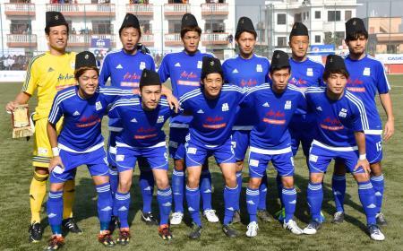 　１９日、カトマンズで開かれたネパール代表との慈善試合で、ネパールの帽子をかぶり記念撮影する日本チームの選手（共同）