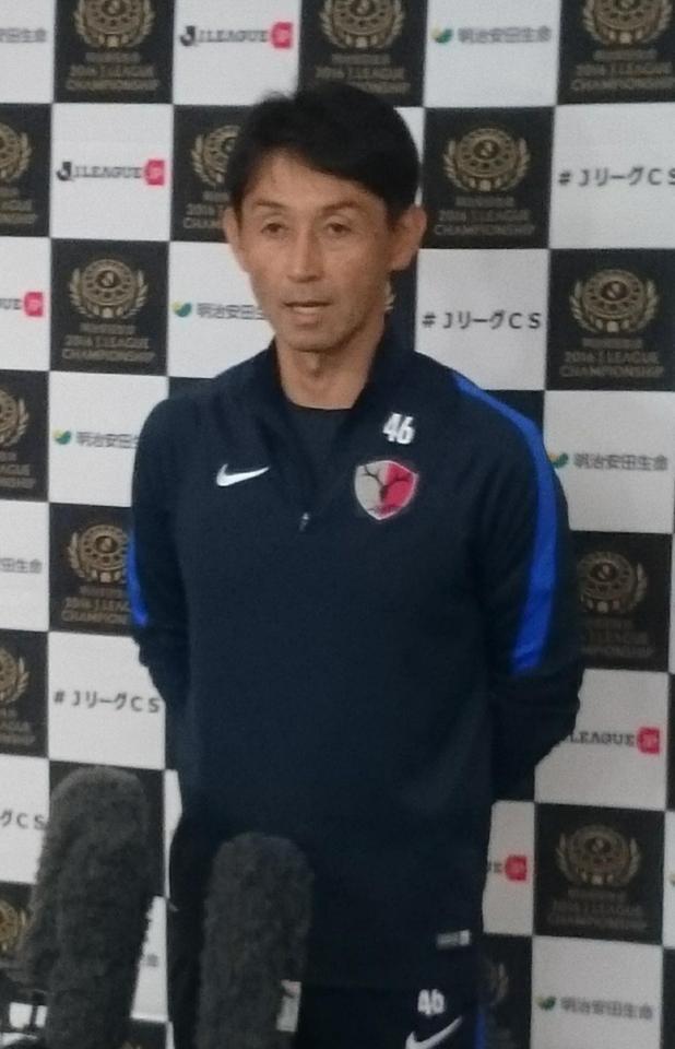 報道陣の取材に応じる鹿島の石井監督