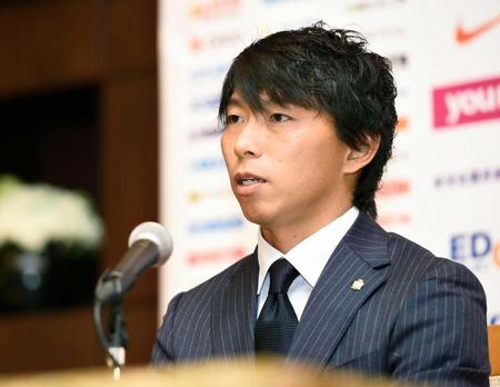 　退団の記者会見をする広島の佐藤寿人