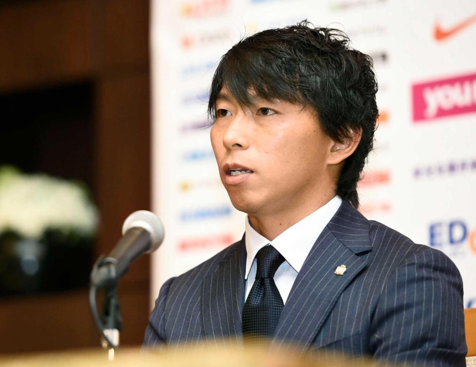 　退団の記者会見をする広島の佐藤寿人