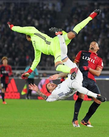 後半、ＧＫのケイロル・ナバスと交錯するレアル・マドリードのセルヒオラモス（下）。右は鹿島のファブリシオ＝日産スタジアム（撮影・堀内翔）