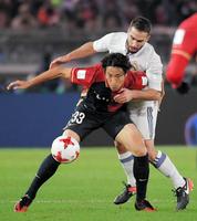 前半、競り合う鹿島・金崎とレアル・マドリードのダニエル・カルバハル（奥）＝日産スタジアム（撮影・堀内翔）