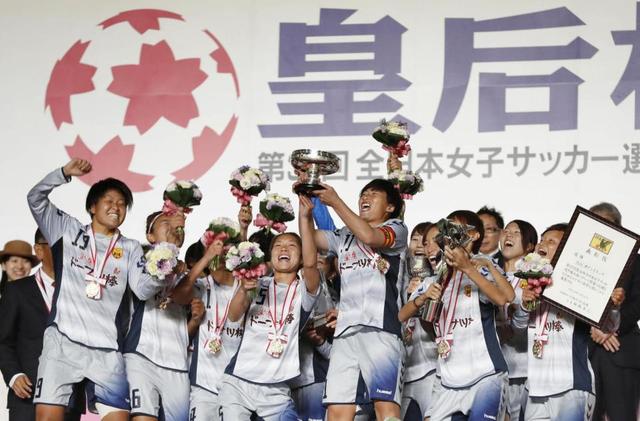 皇后杯　ＩＮＡＣ神戸が２連覇、新潟と０－０からＰＫ戦決着