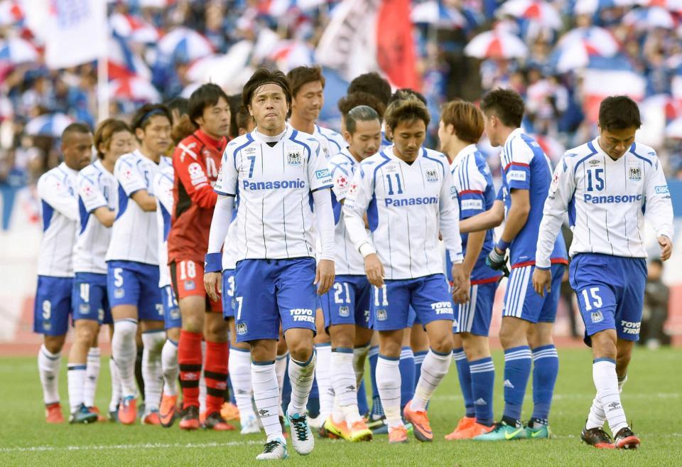 　準決勝進出を逃し、肩を落として引き揚げる今野（右端）らＧ大阪イレブン（共同）