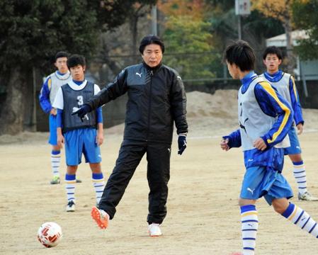 　１２月９日、アテネ五輪日本代表監督の山本昌邦氏（中央）から指導を受ける高松商イレブン