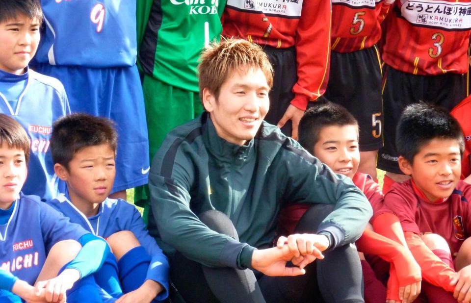 　サッカーの全日本少年大会決勝を観戦し、子どもたちと記念写真に納まる原口（共同）