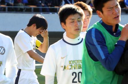 　市船橋に敗れ、悔しがる京都橘の岩崎（左）