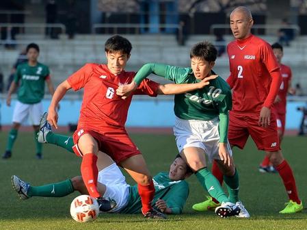 　後半、ドリブルで攻め上がる東邦のＦＷ藤川（右から２人目）ら