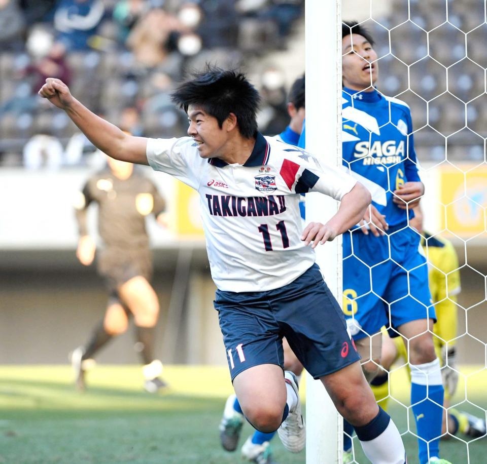 　後半、ゴールを決めガッツポーズする滝川二・中森（撮影・棚橋慶太）