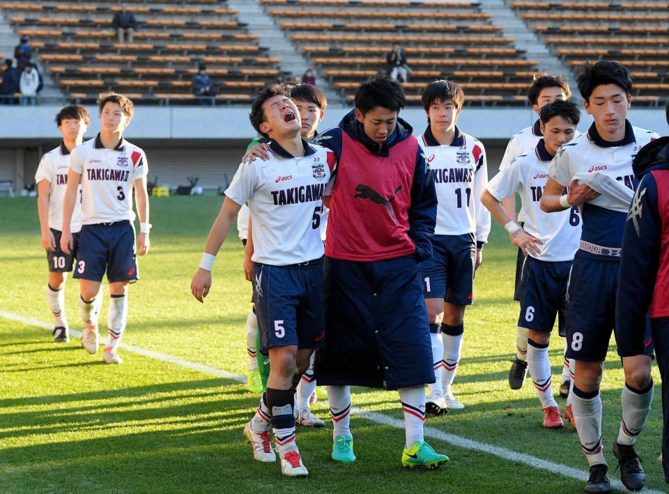 　前橋育英に敗れ肩を落とす今井（５）ら滝川二イレブン　