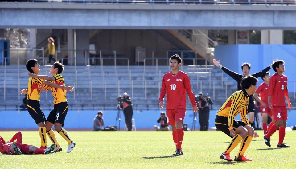 　準々決勝敗退となり、ぼうぜんとする東福岡・藤川（１０）