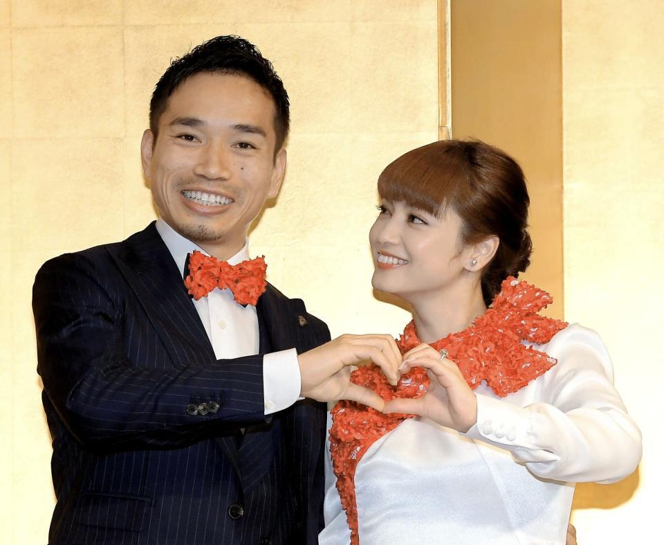 　１６年１２月２４日、結婚発表会見でアモーレポーズをしながら長友（左）を見つめた平愛梨