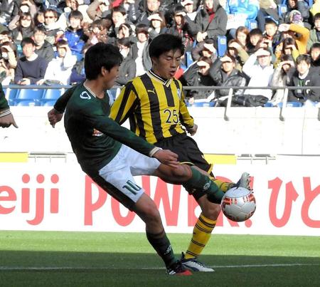 青森山田－前橋育英　前半、青森山田・高橋壱晟が先制ゴール決める。前橋育英・田部井悠（右）＝埼玉スタジアム（撮影・堀内翔）