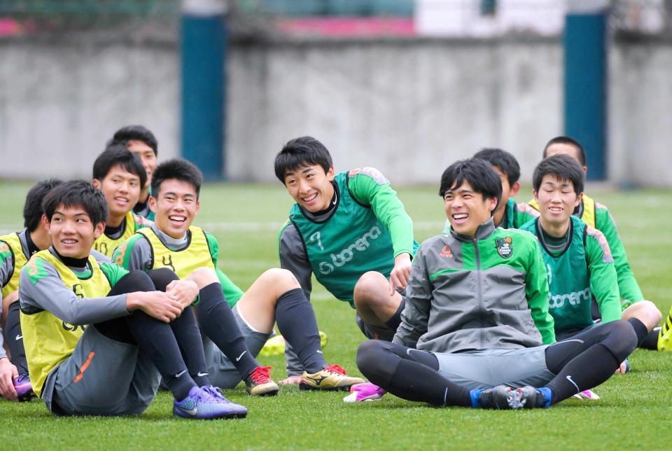 　決勝に向けて調整した高橋（中央奥）ら青森山田イレブン（撮影・堀内翔）