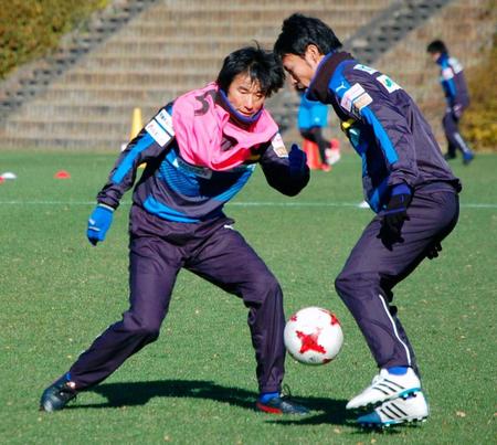 　今季初練習で軽快な動きを見せるＪ３・アスルクラロ沼津の中山雅史（左）