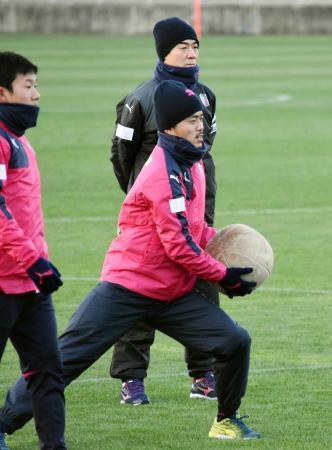 サッカーＣ大阪が早朝練習開始　４０選手、日の出前から