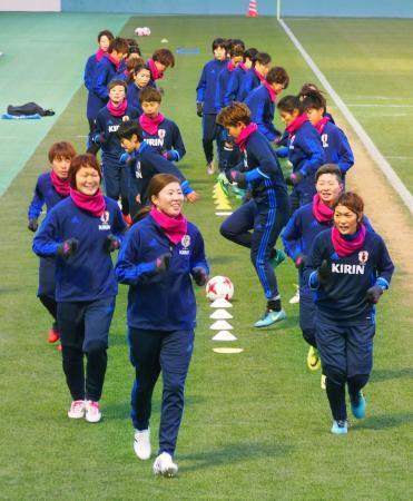 　強化合宿でランニングするサッカー女子日本代表候補選手ら＝東京都内