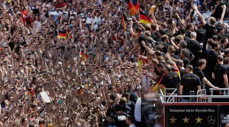　２０１４年ワールドカップ（Ｗ杯）で優勝したドイツ代表メンバーに声援を送るベルリンのファンたち（ＡＰ＝共同）