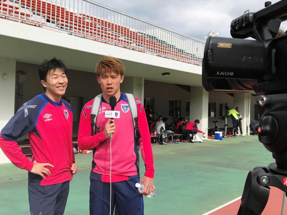 名古屋から移籍してきた永井（左）と、２年ぶりにＦＣ東京へ復帰した太田