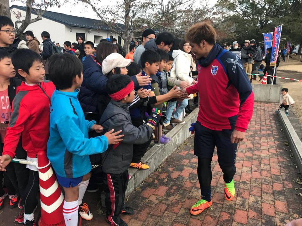 　大勢の子どもたちと握手するＦＣ東京の大久保嘉