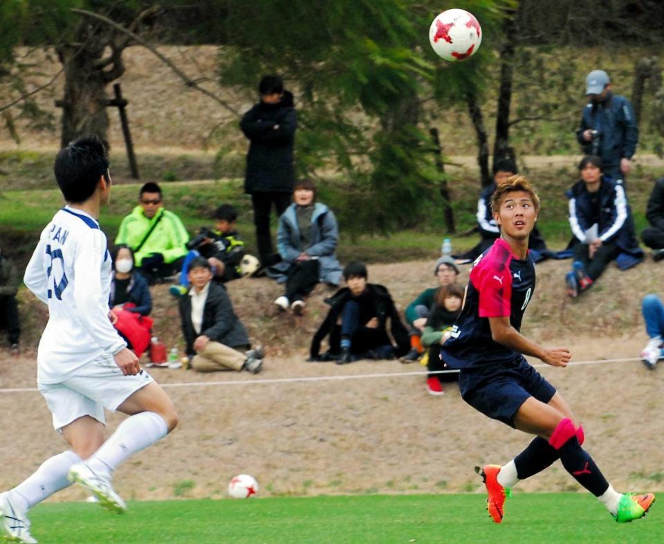 　全日本大学選抜との練習試合で、今季初得点を決めた柿谷（右）