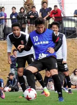 　練習試合で３トップがゴールそろい踏み。２ゴール１アシストの興梠（右）と１得点のラファエル（右から２人目）