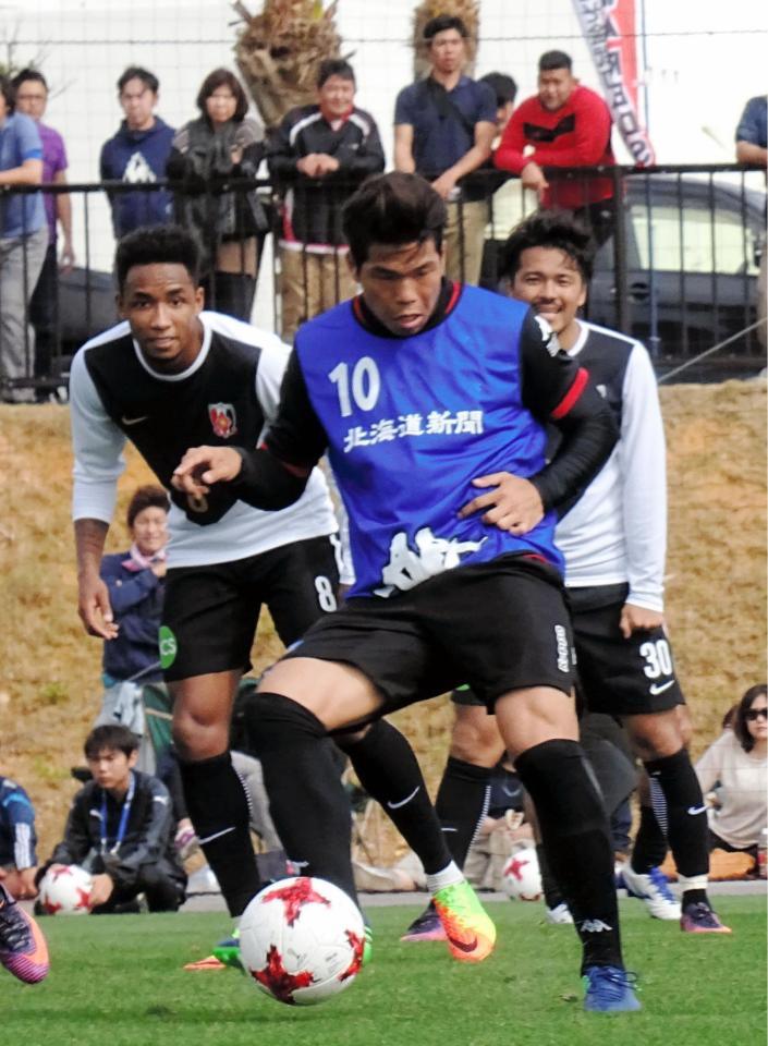 　練習試合で３トップがゴールそろい踏み。２ゴール１アシストの興梠（右）と１得点のラファエル（右から２人目）