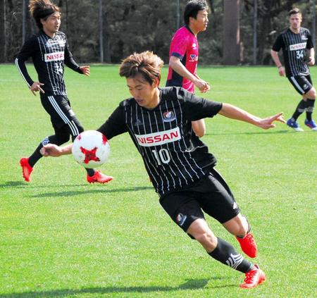 　ＦＣ東京との練習試合で、今季の新背番号「１０」を披露した横浜ＭのＭＦ斎藤